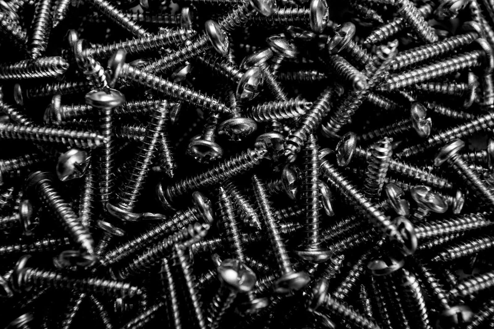 Surtimos tu ferretería con tornillos, taquetes y tuercas de alta calidad.