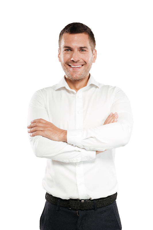 Asesor especializado en tornillería sonriendo con los brazos cruzados